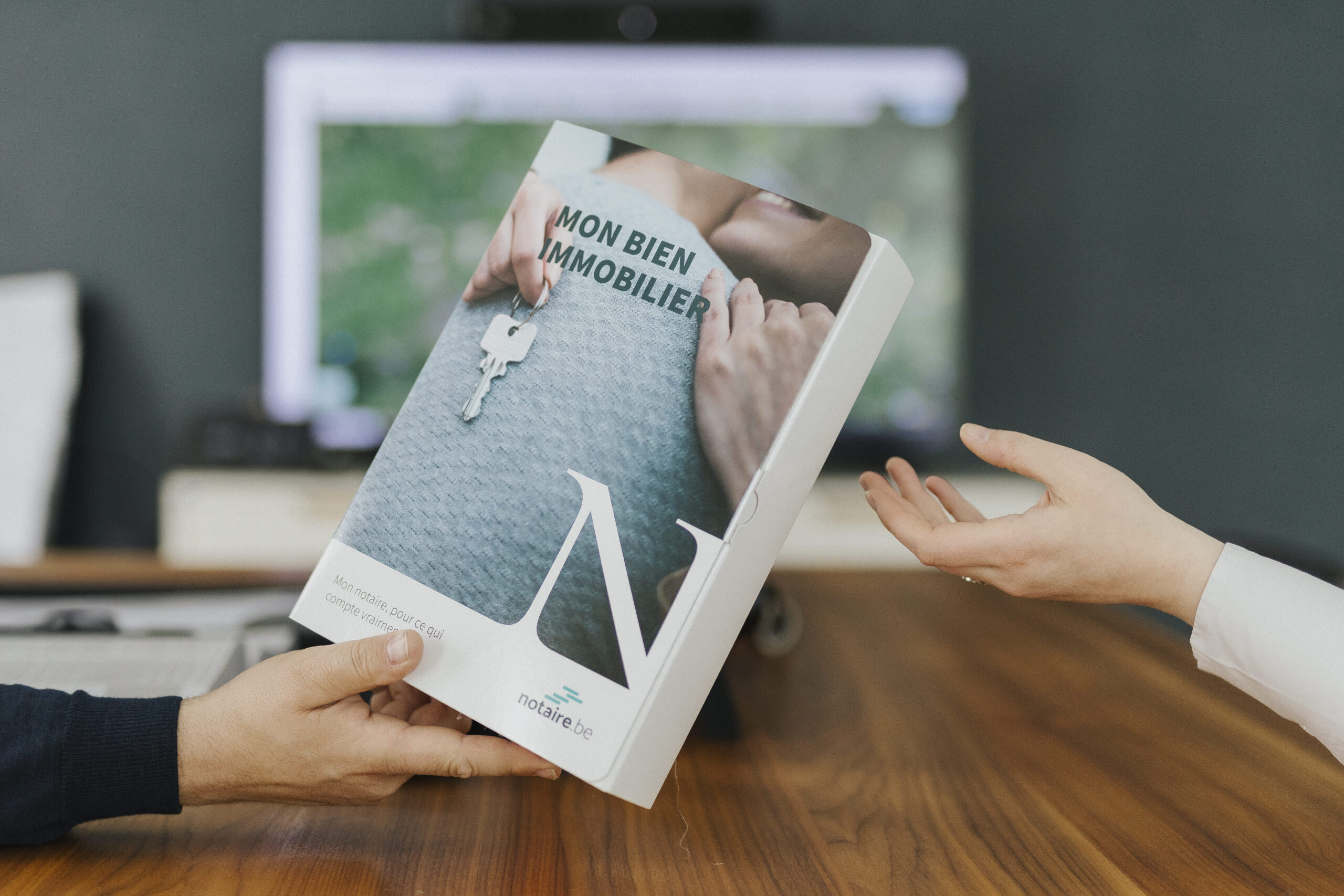Notaire conseillant son client sur des questions juridiques