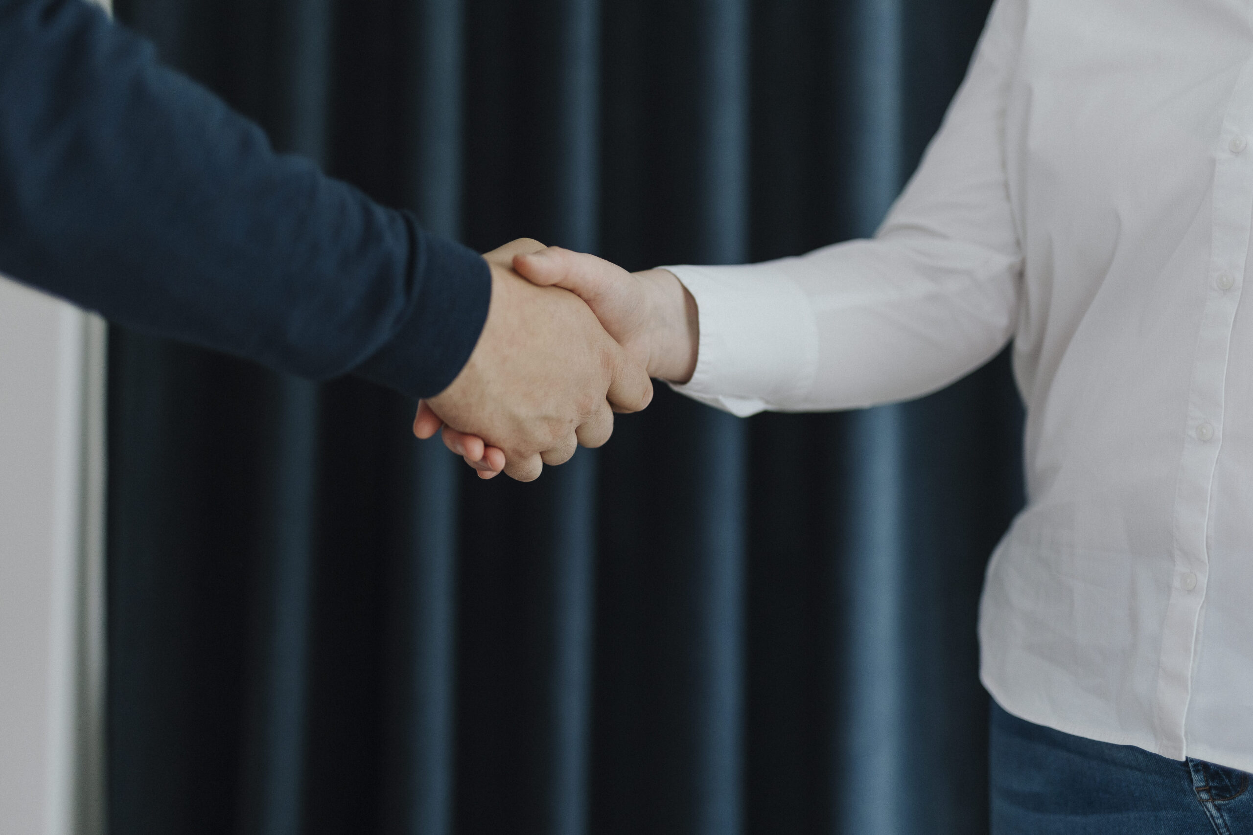 Notaire finalisant l'accord légal avec le client
